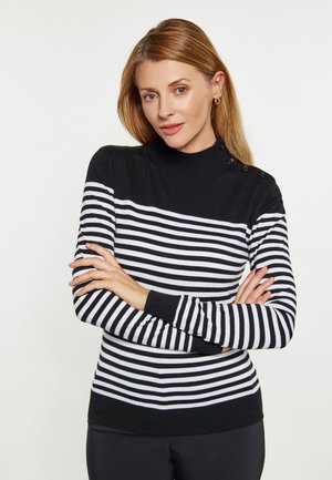 Pulover cu dungi black and white, cu un guler înalt, având accente cu nasturi pe umăr și manșete cu nervuri, realizat dintr-o țesătură moale, tricotată.