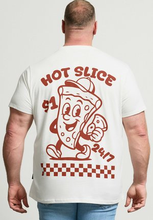 Mann trägt weißes T-Shirt mit Cartoon-Pizzastück, hält ein Stück, Text „HOT SLICE $1 24/7“ und roter karierter Rand auf dem Rücken.
