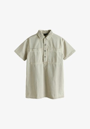 Chemise beige à manches courtes avec col, patte de boutonnage avant avec quatre boutons, et deux grandes poches poitrine.