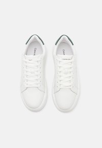 Calvin Klein Jeans CHUNKY CUPSOLE MONOLOGO - Sportcipő - bright white/green palm
