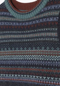 Sweter knit z okrągłym, prążkowanym dekoltem; ciemnoniebieska baza z wielokolorowymi wzorami geometrycznymi w odcieniach czerwieni, zieleni i niebieskiego.