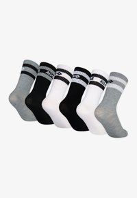 Sei paia di calze in grigio chiaro, grigio scuro, nero e bianco, con texture a costine e accenti a strisce in cima.