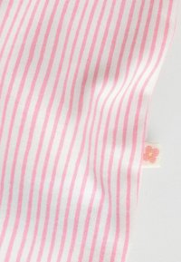 Katoenen stof met wisselende smalle roze en witte strepen; heeft een klein label met een roze bloemenmotief.