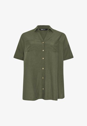 Blusa de manga corta color verde oliva con cuello, cierre de botones en la parte delantera y dos bolsillos en el pecho.