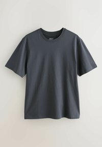 Tumši pelēks īsu piedurknju T-krekls ar apaļu kakla izgriezumu. Izgatavots no mīkstas auduma, tam ir vienkārša dizaina bez rakstiem vai akcentiem.
