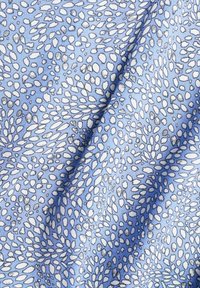 Tessuto blu con un sottile motivo di forme di foglie nere e bianche, caratterizzato da una morbida texture e qualità di caduta.