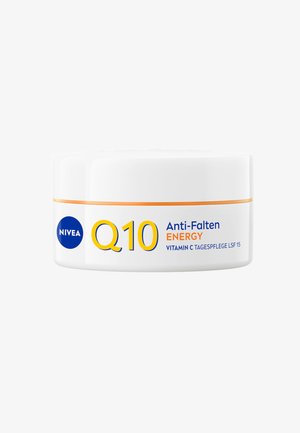 NIVEA Q10 Anti-Falten Energy Tagescreme mit Vitamin C und LSF 15 in einem weißen Tiegel mit orangefarbener und blauer Schrift.