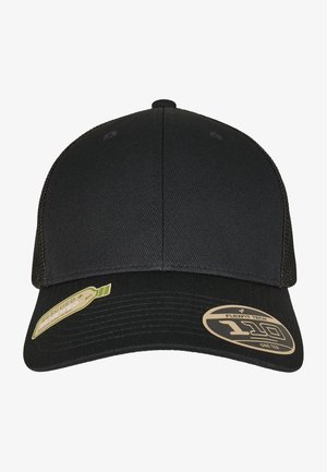 Schwarze Baseballmütze mit runder Krone und gebogenem Schirm. Hergestellt aus glattem Stoff, mit Etiketten, die "Flexfit" und "Rescued + Renewed" anzeigen.