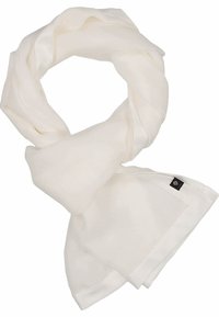 Écharpe en soie blanche avec une texture lisse, légèrement torsadée en forme circulaire. Présente une petite étiquette noire à une extrémité.