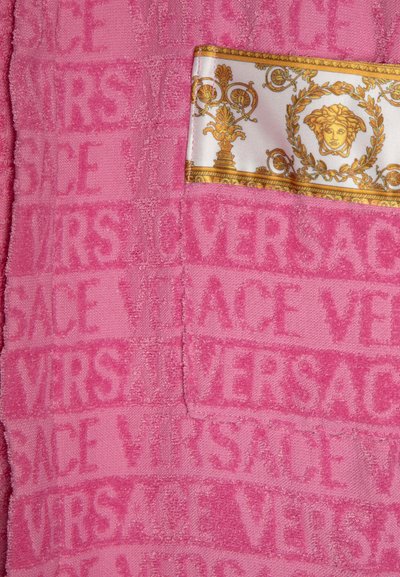Rozā frotē halāts ar reljefa "Versace" logo rakstu un zīda aplikāciju ar zelta un balta baroka dizainu.