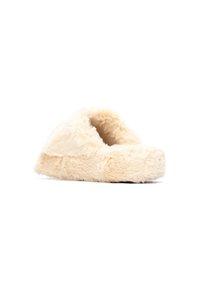 Zapatilla de casa beige difusa con una textura suave, forma redondeada y diseño de punta cubierta. Suela ligeramente elevada para mayor comodidad.