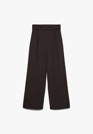 Plačios kelnės tamsiai rudos spalvos audinyje, su aukštu liemeniu, dviem priekinėmis kišenėmis ir dviem priekiniais užsegimo mygtukais. Lygios tekstūros.