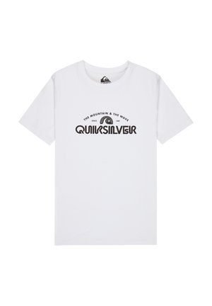 Witte T-shirt met korte mouwen met zwarte tekst "QUIKSILVER" en golflogo erboven, samen met de tekst "THE MOUNTAIN & THE WAVE SINCE 1969".