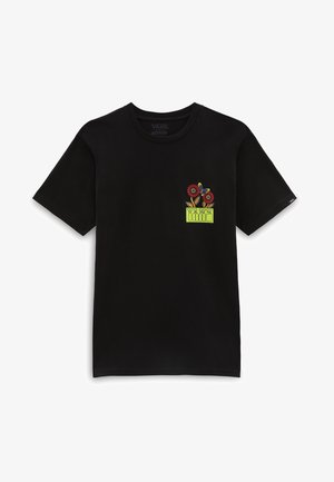 Camiseta negra de manga corta Vans con un pequeño gráfico colorido de flores rojas y una mariposa sobre un diseño rectangular verde en el lado izquierdo del pecho.