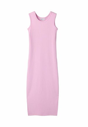 Robe rose sans manches, côtelée, longueur genou, avec un col rond et une silhouette ajustée.