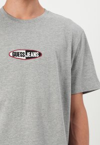 Guess Jeans SMALL LOGO TEE - Apdrukāts T-krekls - medium grey