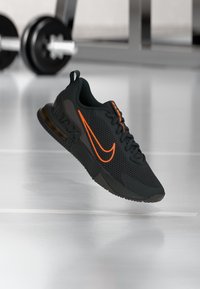 Неизбран, off noir/total orange/med ash/cream