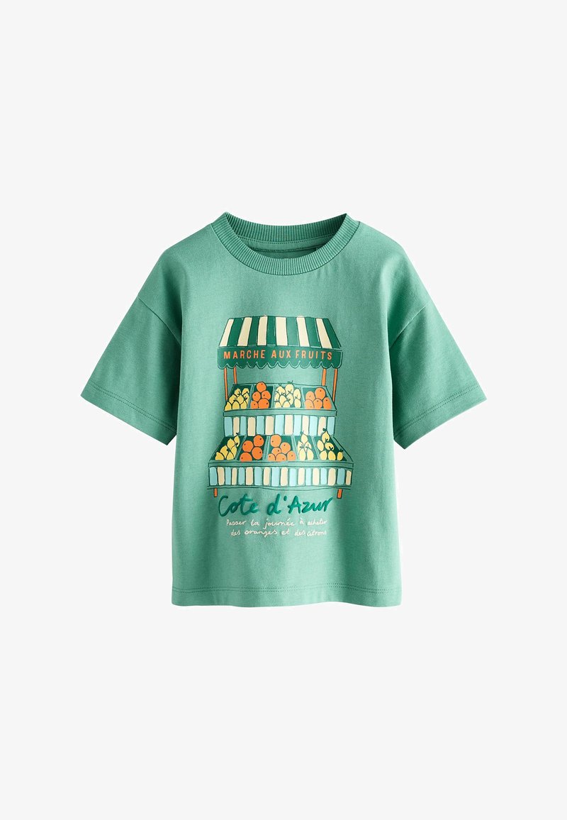 Grünes T-Shirt mit kurzen Ärmeln, bedruckt mit einer Illustration eines Obstmarktstands und französischem Text über die Côte d'Azur und saisonale Früchte.