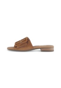 Sandalo a scivolo in suede marrone con una fascia ampia e un dettaglio decorativo a fibbia, suola piatta e un tacco minimo per il massimo comfort.