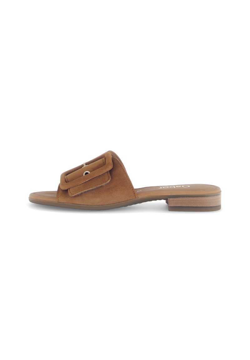 Sandalo a scivolo in suede marrone con una fascia ampia e un dettaglio decorativo a fibbia, suola piatta e un tacco minimo per il massimo comfort.