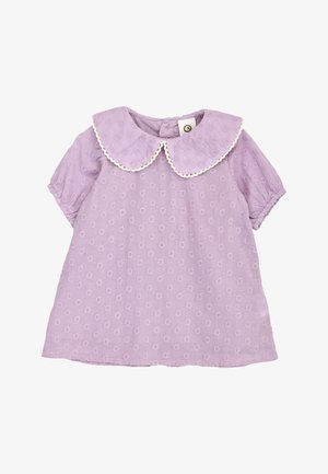 Lila babyjurk met korte opgepofte mouwen, geborduurd bloemenpatroon en een Peter Pan-kraag met gegolfde rand.