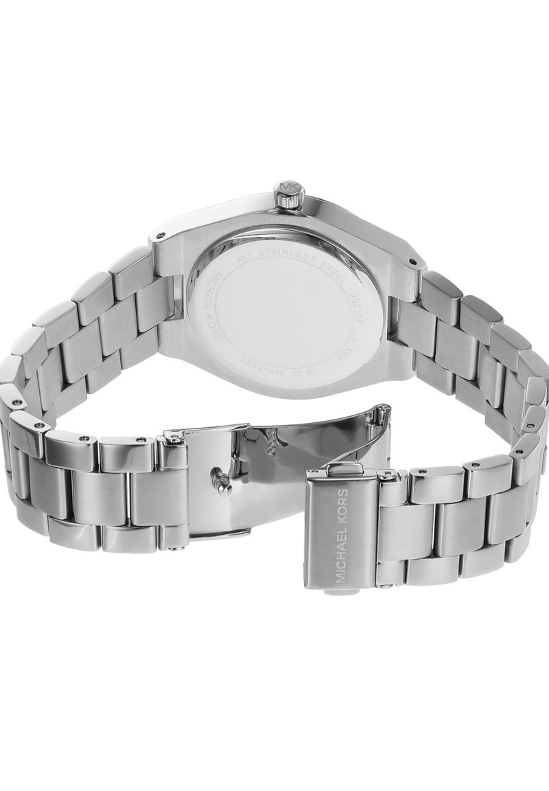Orologio in acciaio inox con cassa ottagonale, bracciale argentato, maglie lucide e superficie liscia. Include una chiusura con branding inciso.