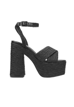 Sandalias de plataforma negras con textura trenzada, tacón sólido y correa ajustable en el tobillo con hebilla. Diseño superior simple en cruz.