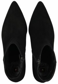 Bottes noires en suède à hauteur de cheville avec un bout pointu, des fermetures éclair sur le côté et un intérieur en cuir lisse. Silhouette épurée avec un design minimaliste.
