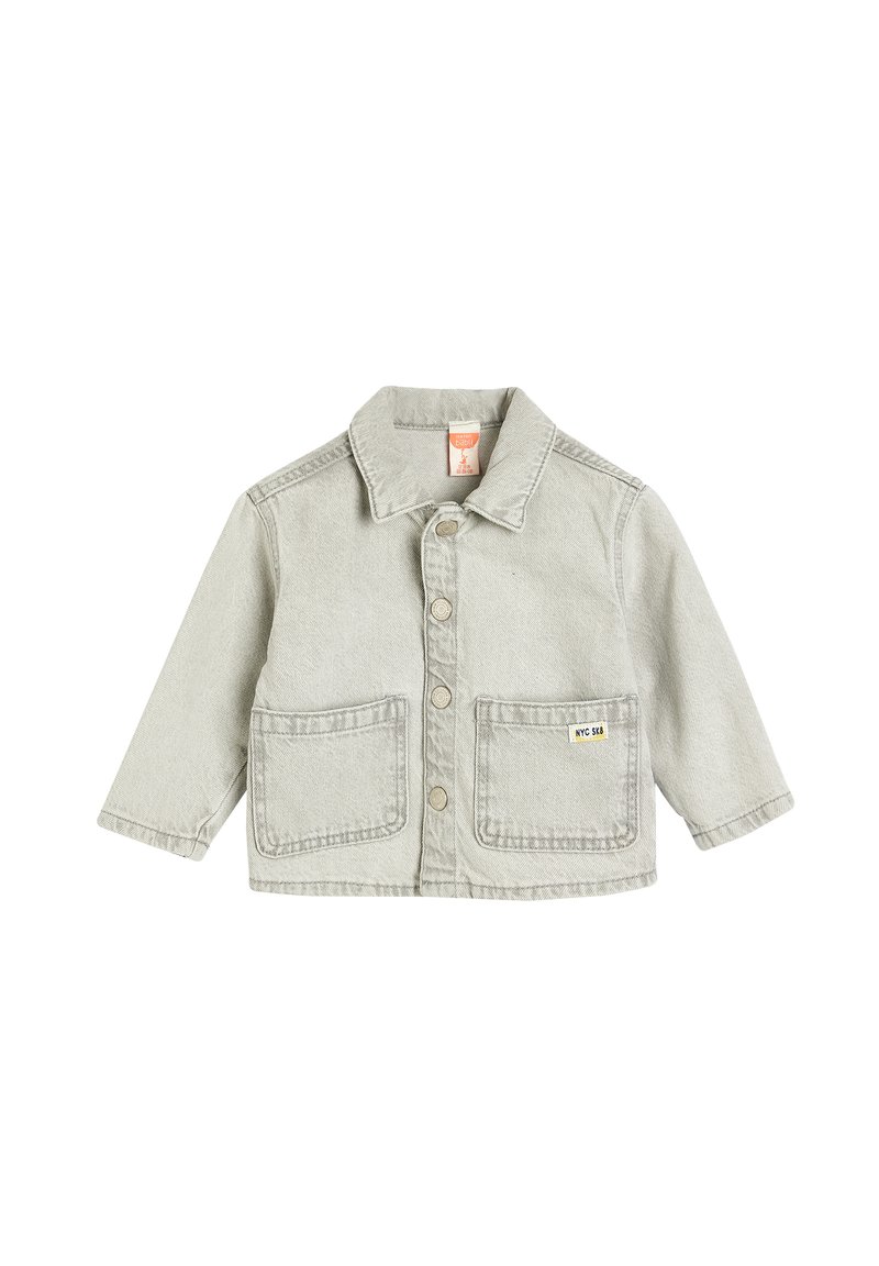 Lichtgrijze denim jack met een knoopsluiting aan de voorkant, twee voorzakken en een opgevouwen kraag. Bevat een klein label op de linkerzak.