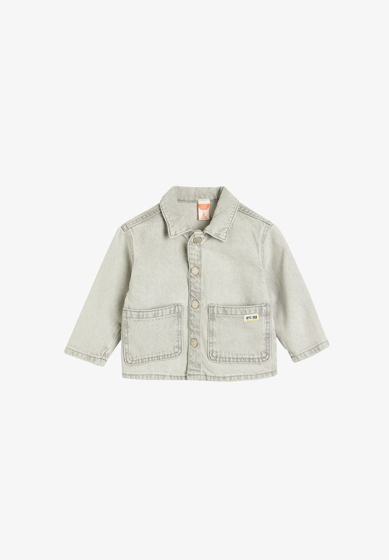 Harmaa farkkutakki nappisuljennuksella, jossa on kaksi etutaskua ja käännettävä kaulus. Takissa on pieni etiketti vasemmassa taskussa.