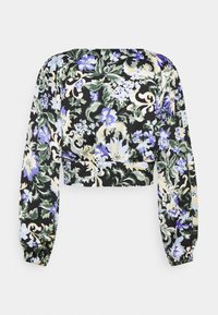 Blusa nera corta con maniche lunghe, caratterizzata da un motivo floreale nei toni di viola, blu e verde. Tessuto morbido con polsini arricciati.