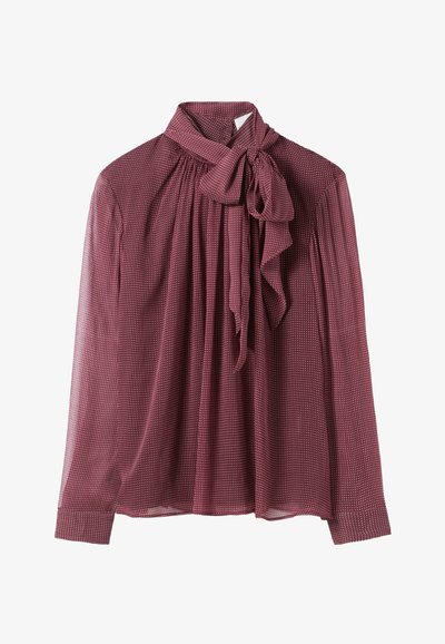 Blusa color burdeos con un lazo en el cuello, con un diseño de pliegues fruncidos y pequeños lunares blancos en una tela transparente. Mangas largas.