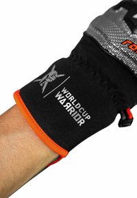 Schwarze Sporthandschuhe mit orangefarbenen Akzenten, strukturiertem Griff oben und dem Aufdruck "WELTMEISTERSCHAFT WARRIOR" in Silber am Bündchen.