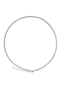 Collana in tonalità argento con design a più fili, caratterizzata da una superficie liscia e un gancio a molla con un'estensione della catena regolabile.