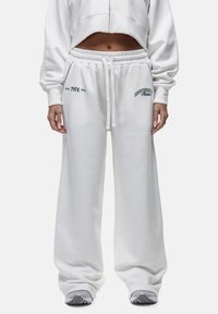Witte katoenen joggers met een relaxte pasvorm, elastische tailleband, koord en bedrukkingen op de linkerdij en het rechterzakgebied.