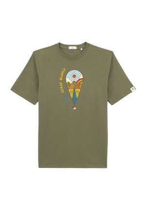 T-shirt à manches courtes vert olive avec un motif représentant des montagnes, un soleil et de l'eau dans des couleurs vives, avec le texte "Sergé Blanco".