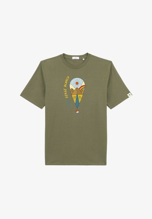T-shirt à manches courtes vert olive avec un motif représentant des montagnes, un soleil et de l'eau dans des couleurs vives, avec le texte "Sergé Blanco".