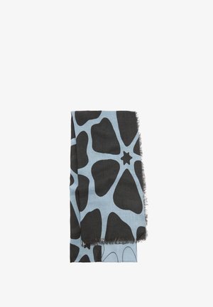 Jasnoniebieski szal z dużymi nieregularnymi czarnymi kształtami oraz małym kształtem gwiazdki, złożony z widocznymi postrzępionymi brzegami.