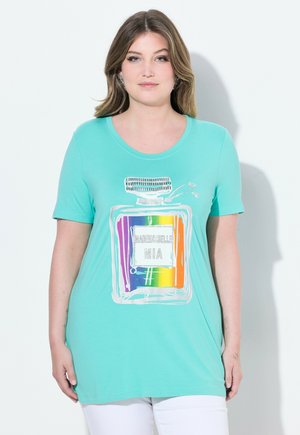 Turkis kortærmet T-shirt med et grafisk design, der ligner en parfume flaske, med regnbuefarver og teksten "Mademoiselle Mia".