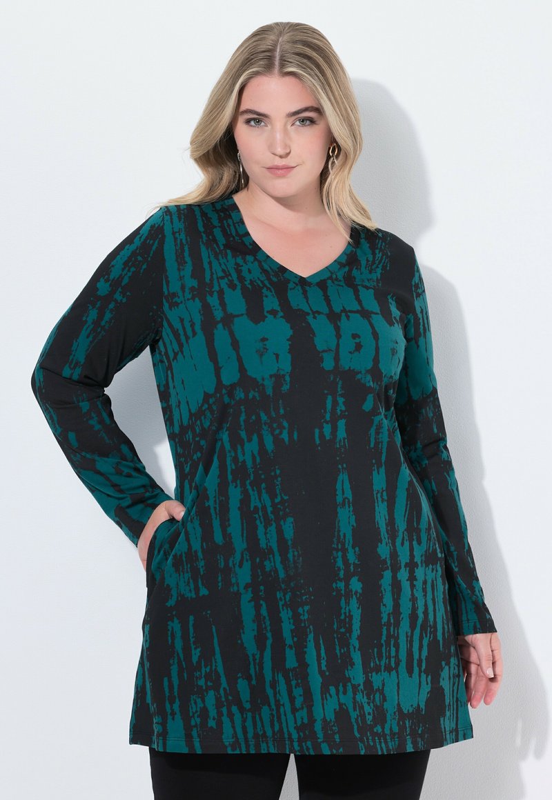 Langdurige tuniek in zwart met een teal abstract patroon, V-hals, zijzakken en een relaxte pasvorm, gemaakt van een zachte, rekbare stof.