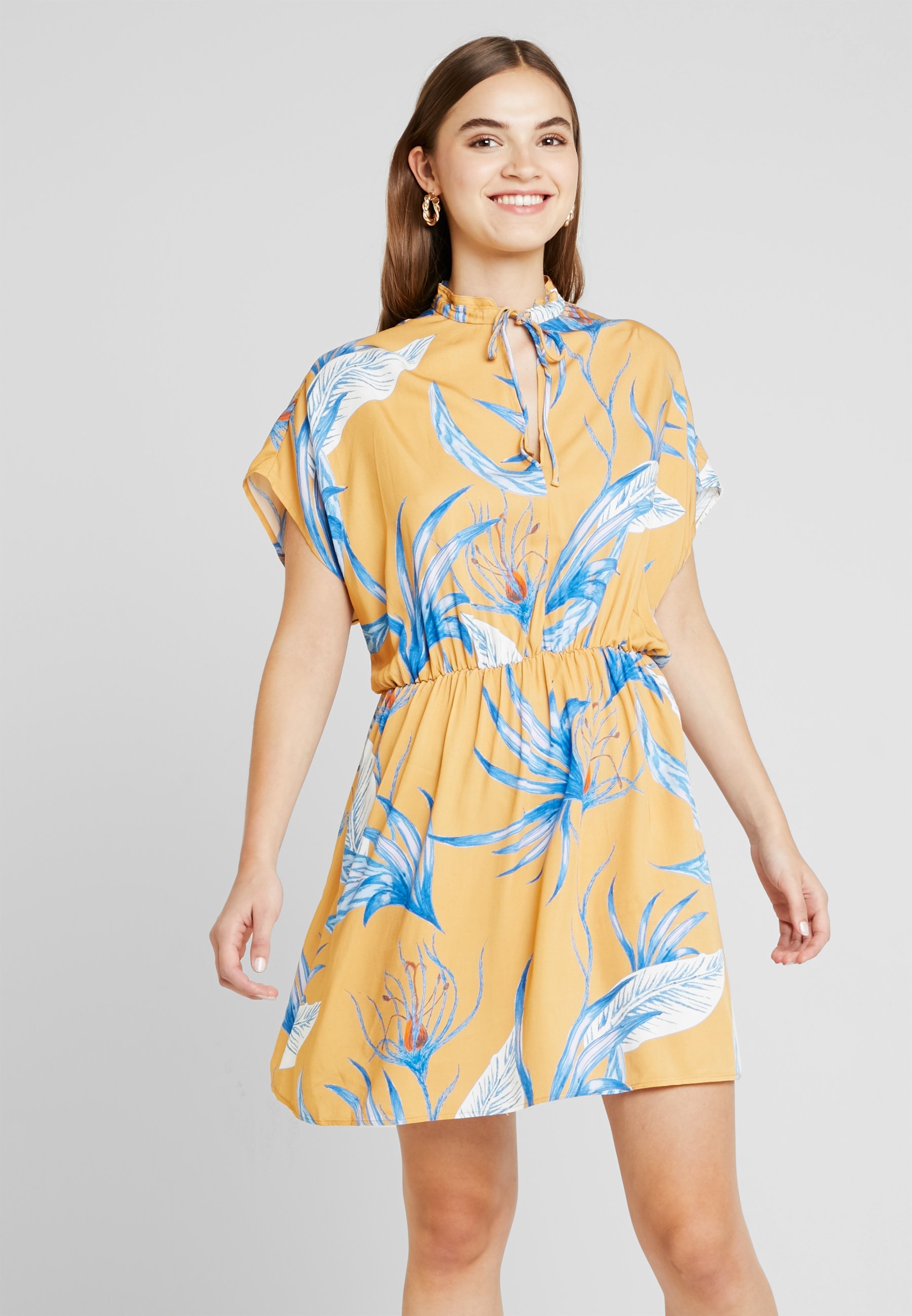 Weekday GAIL DRESS Vardagsklänning yellowblue Zalando.se Weekday Blommiga klänningar online | Zalando