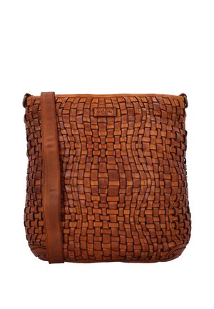 Brun læder crossbody-taske med flettet firkantet mønster og justerbar rem, med en syet mærkeetiket på forsiden.