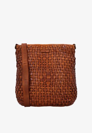 Hnedá kožená kabelka cez rameno s tkaným štvorcovým vzorom a nastaviteľným remienkom, s prešívanou značkovou etiketu na prednej strane.