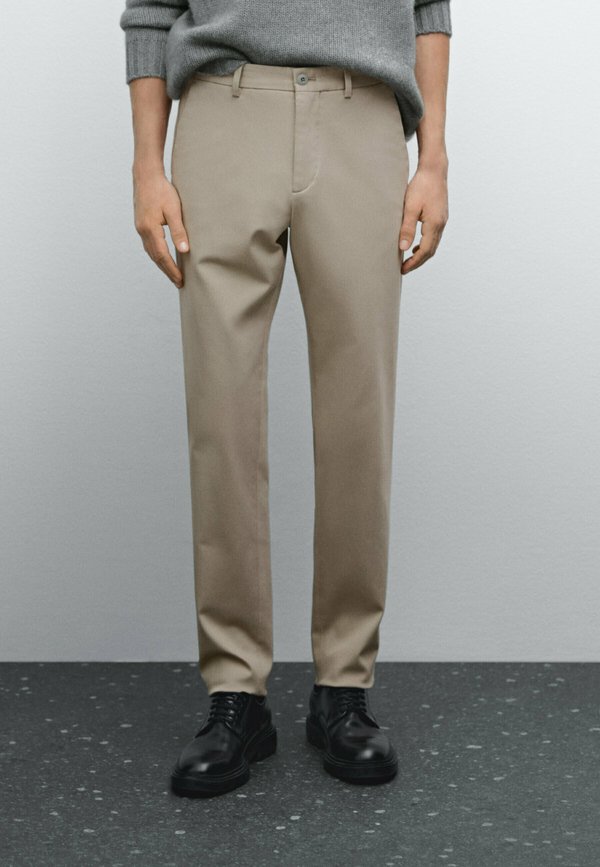 WITH STRUCTURE - Chinos - sand