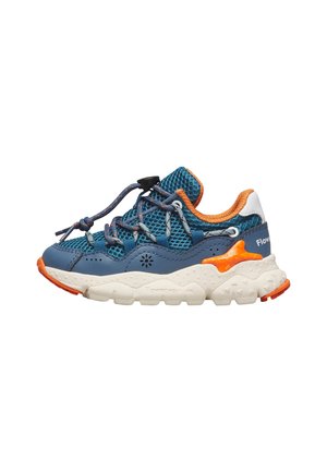 Scarpa sportiva blu e arancione con parte superiore in mesh, suola spessa bianca con texture e lacci elastici senza allacciatura su sfondo bianco.