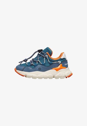 Baskets sportives bleues et orange avec tige en mesh, semelle épaisse blanche texturée, et lacets élastiques sans nouer sur fond blanc.