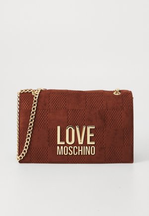 Sac à main en daim marron à motifs à carreaux avec bandoulière chaîne dorée et logo doré "LOVE MOSCHINO" sur le devant, sur fond blanc.
