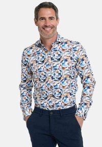 Gedrucktes Hemd zum Knöpfen mit einer Mischung aus blauen, braunen und weißen geometrischen Mustern; langärmlig und mit Standardkragen; Baumwollmischgewebe.