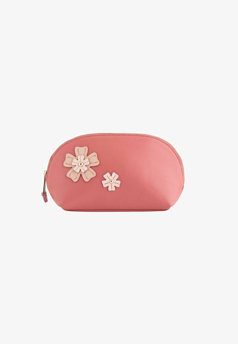 Bolso de maquillaje de cuero rosa con forma redondeada, adornado con dos flores crema y un cierre de cremallera dorada.