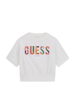 Weißes, kurzärmeliges, kurz geschnittenes T-Shirt mit bunten, gestickten "GUESS"-Buchstaben und kleinem pinkfarbenem "EST.1981"-Text darunter auf der Vorderseite.